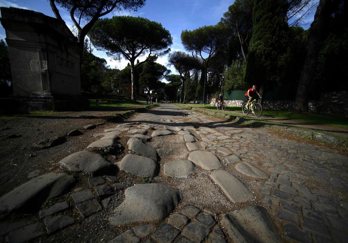 Dos ciclistas pedalean por la Vía Apia, en Roma