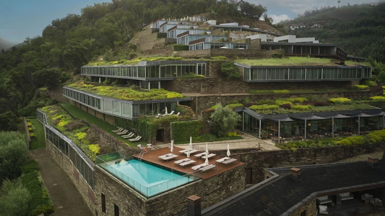 Vista del hotel incrustado en la ladera