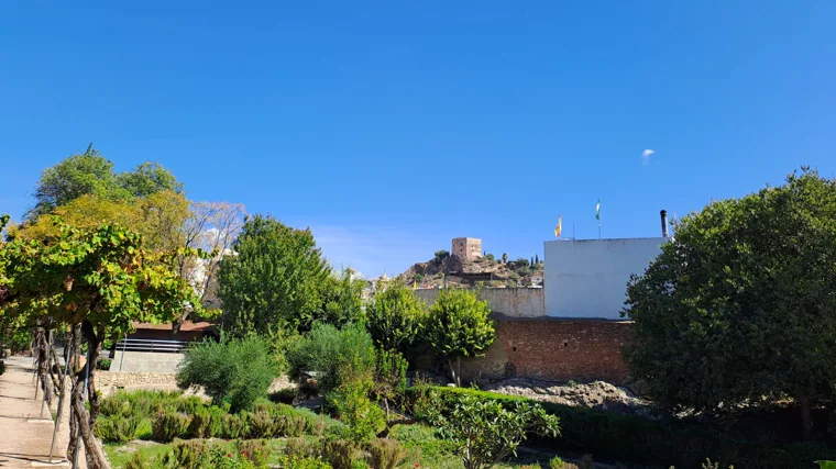 El castillo de los Ulloa, otro símbolo de Vélez de Benaudalla, es visible desde el jardín nazarí