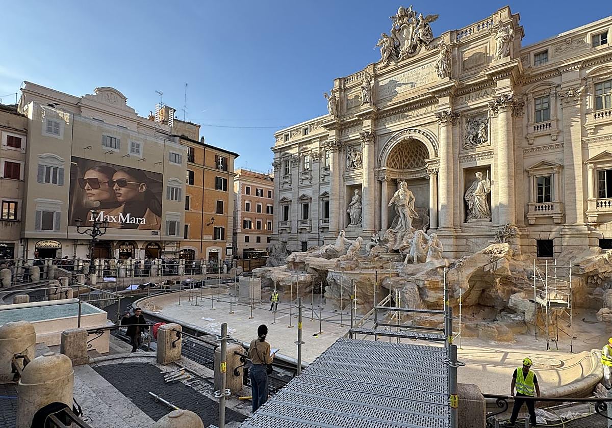 La pasarela panorámica colocada en la Fontana di Trevi