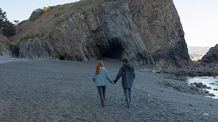 Los protagonistas pasean por una de las playas de la zona