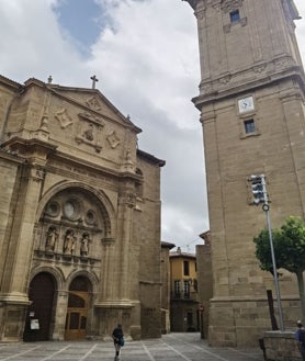 Imagen secundaria 2 - En la foto superior, Gallinero gótico de la Catedral, recuerdo del 'Milagro de la Gallina'. Junto a estas líneas, las Murallas de Santo Domingo, las más grandes de La Rioja, y la Plaza del Santo, Torre Exenta y Catedral, símbolos Santo Domingo de la Calzada