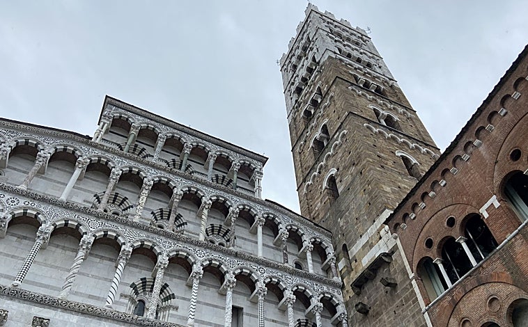 Imagen principal - El templo más relevante es la catedral de San Martino (en la foto superior), con su llamativa fachada decorada con columnas. Junto a estas líneas, la Piazza del Anfiteatro, que ocupa el espacio del antiguo anfiteatro romano, y el interior de la Basílica de San Frediano (s.XII)