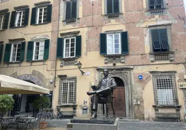 Estatua de Puccini junto a su casa natal