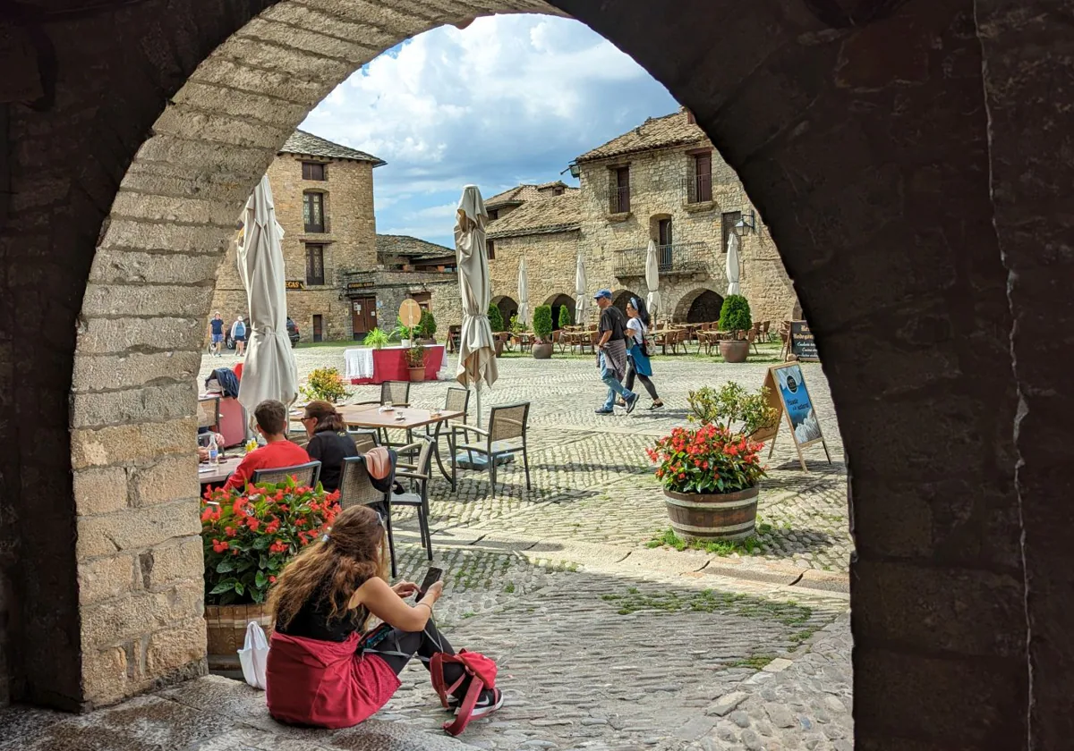 Un rincón de la plaza Mayor de Aínsa