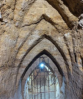 Imagem Secundária 2. As cavernas árabes são utilizadas desde tempos imemoriais para a preservação excepcional de azeite, vinho, bebidas espirituosas e todos os tipos de alimentos. Eram também locais de refúgio e rotas de fuga durante a guerra. À direita encontram-se vários arcos identificados como visigóticos.