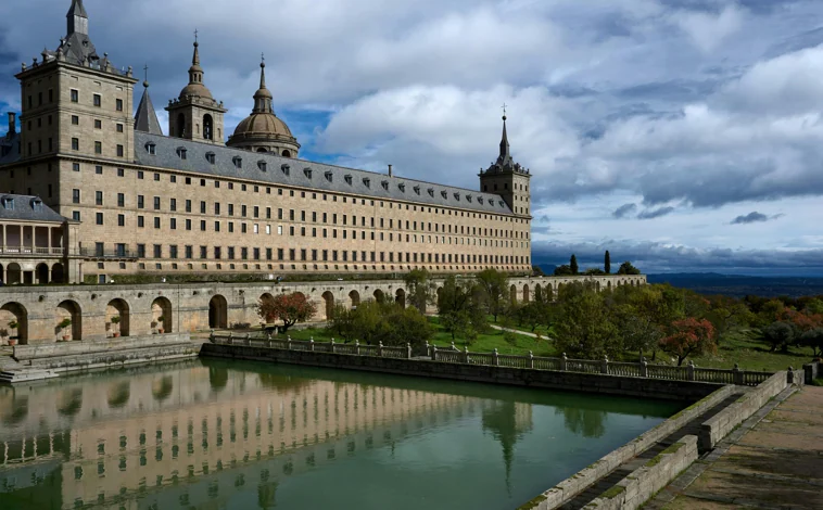 Imagen principal - El Real Monasterio de San Lorenzo de El Escorial y una de las plazas de el pueblo