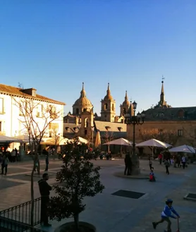 Imagen secundaria 2 - El Real Monasterio de San Lorenzo de El Escorial y una de las plazas de el pueblo