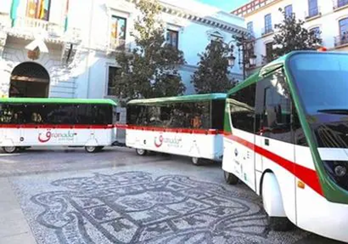 El tren turístico de Granada, en la Plaza del Carmen, donde está el ayuntamiento