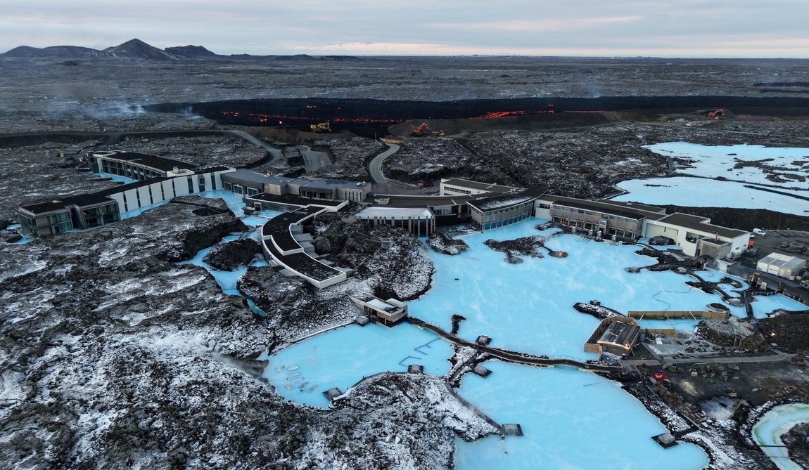 La Blue Lagoon, cerca de Grindavik, rodeada de lava esta semana. Antes de la nueva erupción, los campos de lava negra solidificada recién formados en la península de Reykjanes y la zona ya eran una atracción turística.