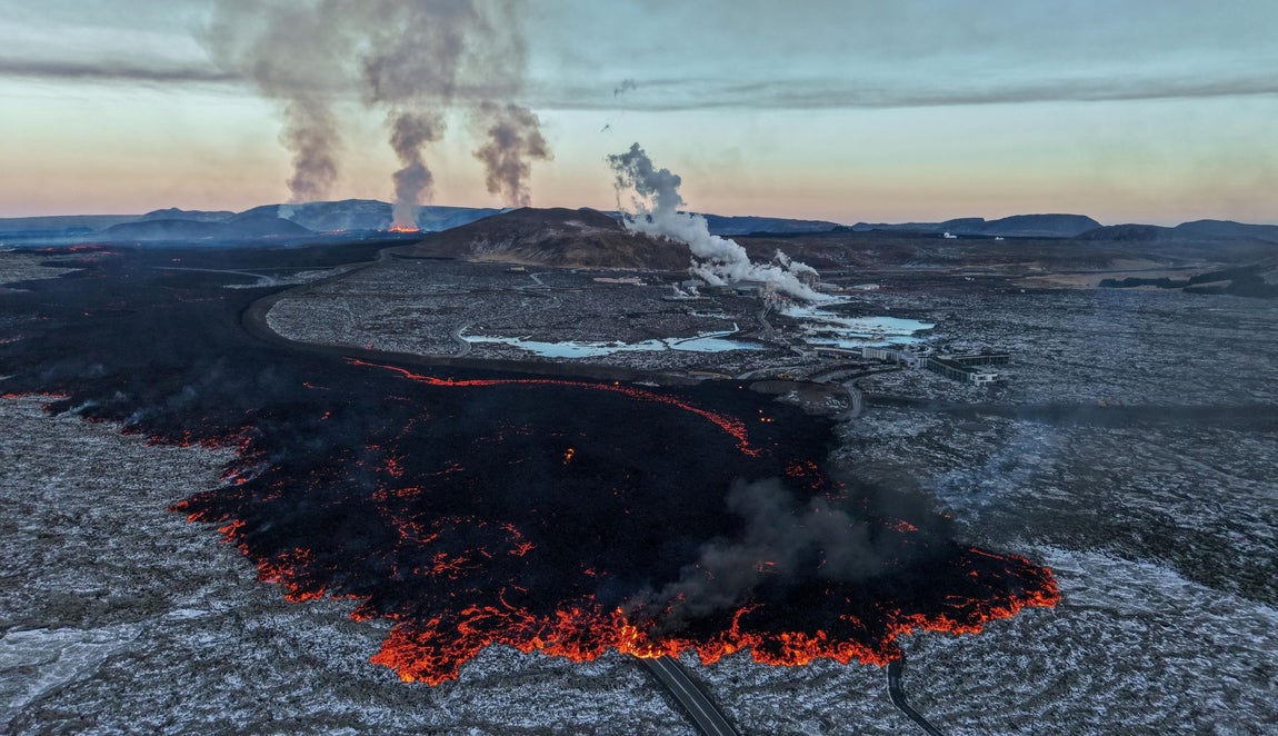 La lava rodea la Laguna Azul en esta imagen tomada el 21 de noviembre. La laguna está a unos 40 kilómetros de Reykjavik y a 23 del aeropuerto. Es un oasis de calor en medio del frío hielo islandés, con aguas termales de 40 grados centígrados, gracias al calor que desprende la central geotérmica que se encuentra en las proximidades. En épocas de tranquilidad suele estar llena de turistas, que también observan la lava solidificada de las inmediaciones.