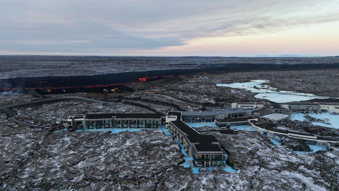 Blue Lagoon es una de las atracciones más populares de Islandia. El color azul del agua contrasta con los oscuros campos de lava alrededor. La temperatura del agua ronda los 40 grados todo el año.