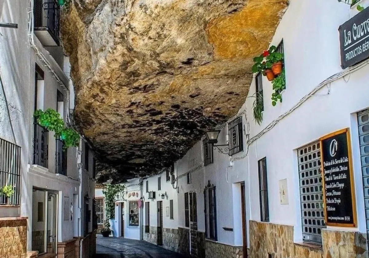 Una de las calles de Setenil de las Bodegas cubierta con roca