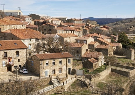 Imagen secundaria 1 - En la foto superior, anochecer en Yanguas, un pueblo soriano que bien merece la pena conocer. Sobre estas líneas, Oncala, también en Soria, y, a la derecha, las pozas de Arnedillo, en La Rioja.