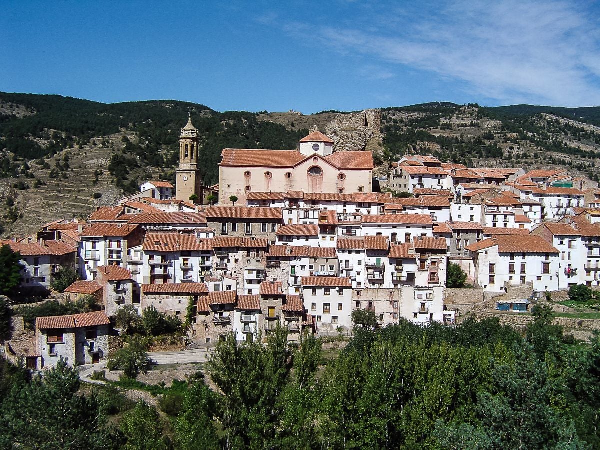 Linares de Mora (Teruel), un pueblo situado a 1.311 metros de altitud sobre el nivel del mar, en pleno corazón de la Sierra de Gúdar, es un destino ideal para los amantes de la naturaleza y la historia, con sus calles empedradas, el puente medieval y la iglesia de San Juan Bautista. El conjunto urbano fue declarado Bien de Interés Cultural en 2004. Forma parte del itinerario del Camino del Cid y cuenta con la certificación de Reserva y Destino Starlight, un buen lugar para ver el cielo estrellado sin contaminación lumínica.