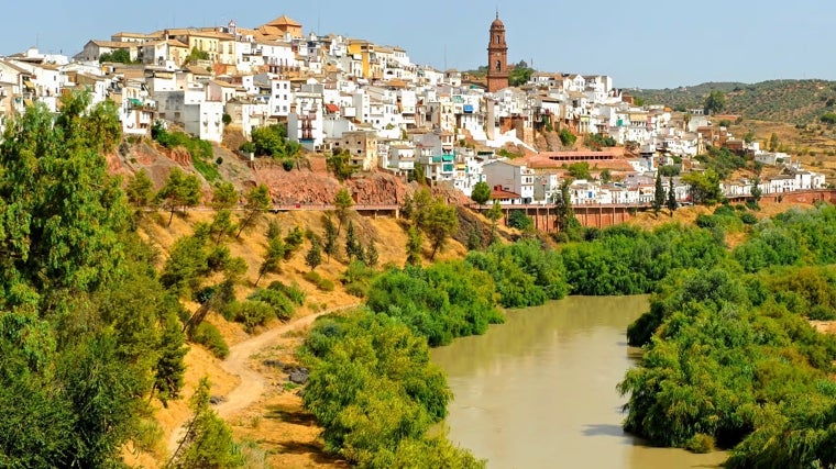 Montoro con el río Guadalquivir a su paso