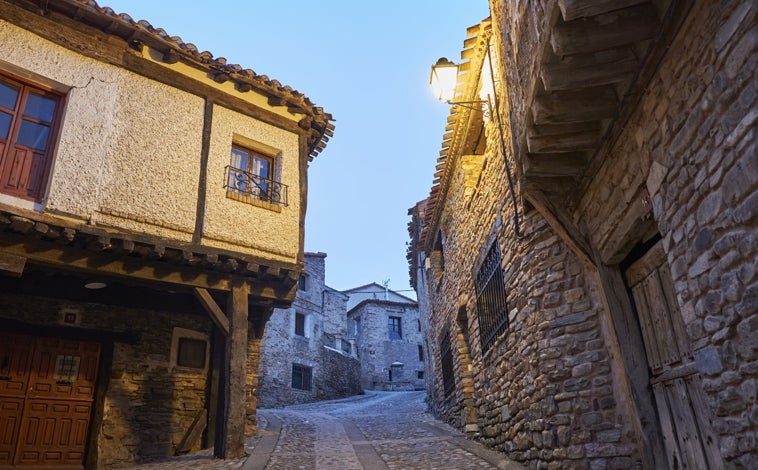 Imagen principal - En la foto superior, anochecer en Yanguas, un pueblo soriano que bien merece la pena conocer. Sobre estas líneas, Oncala, también en Soria, y, a la derecha, las pozas de Arnedillo, en La Rioja.