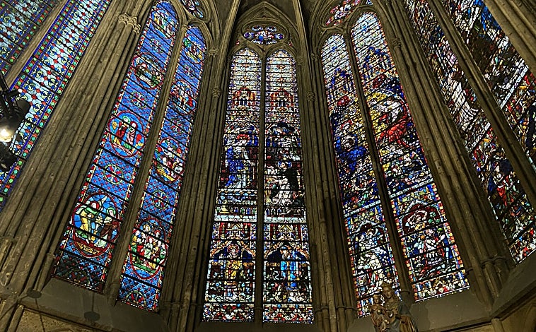 Imagen principal - En la foto superior, las vidrieras góticas de la catedral de Saint-Étienne en Metz. Junto a estas líneas, una vista del Temple Neuf desde el Moyen Pont en Metz. A la derecha, una escena de Navidad en Estrasburgo.