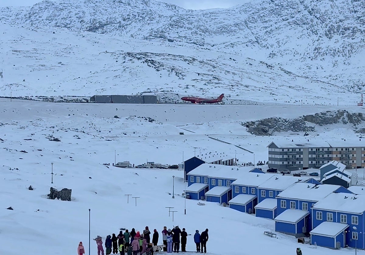 Un grupo de curiosos observa el primer aterrizaje en Nuuk de un vuelo procedente de Copenhague, el 28 de noviembre