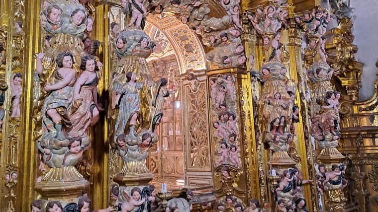 El retablo bajo el camarín tiene más de 500 figuras escultóricas de ángeles