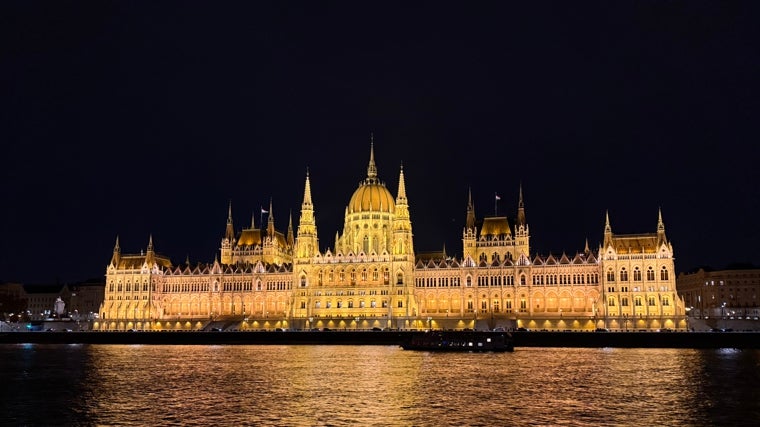 Parlamento de Budapest iluminado de noche