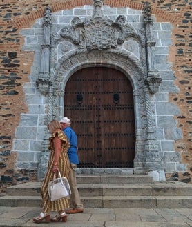 Imagen secundaria 2 - En la foto superior, la Casa Palacio de Miguel Tenorio de Castilla, en la Plaza de la Constitución. Sobre estas líneas, la mezquita visigoda y la iglesia de San Martín.