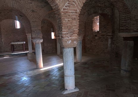 Imagen secundaria 1 - En la foto superior, la Casa Palacio de Miguel Tenorio de Castilla, en la Plaza de la Constitución. Sobre estas líneas, la mezquita visigoda y la iglesia de San Martín.