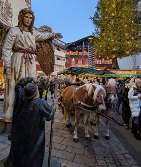 Imagen secundaria 2 - Imágenes del centro histórico de St Gilgen y del mercadillo de St Wolfgang. A la derecha, en St Wolfgang, una de las figuras de gran tamaño que forman parte de la decoración de este pueblo.