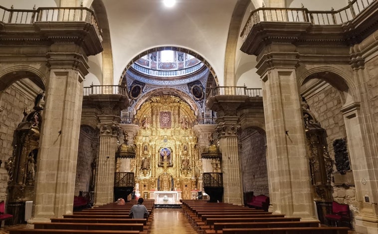 Imagen principal - En la foto superior, la Basílica de la Vega, en La Rioja. Junto a estas líneas, la cúpula visitable de la iglesia de Santo Tomás de Haro y el exterior de la iglesia de la Asunción, en Briñas.