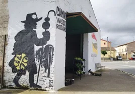 Grafiti que recibe a los caminantes en Zarratón, La Rioja