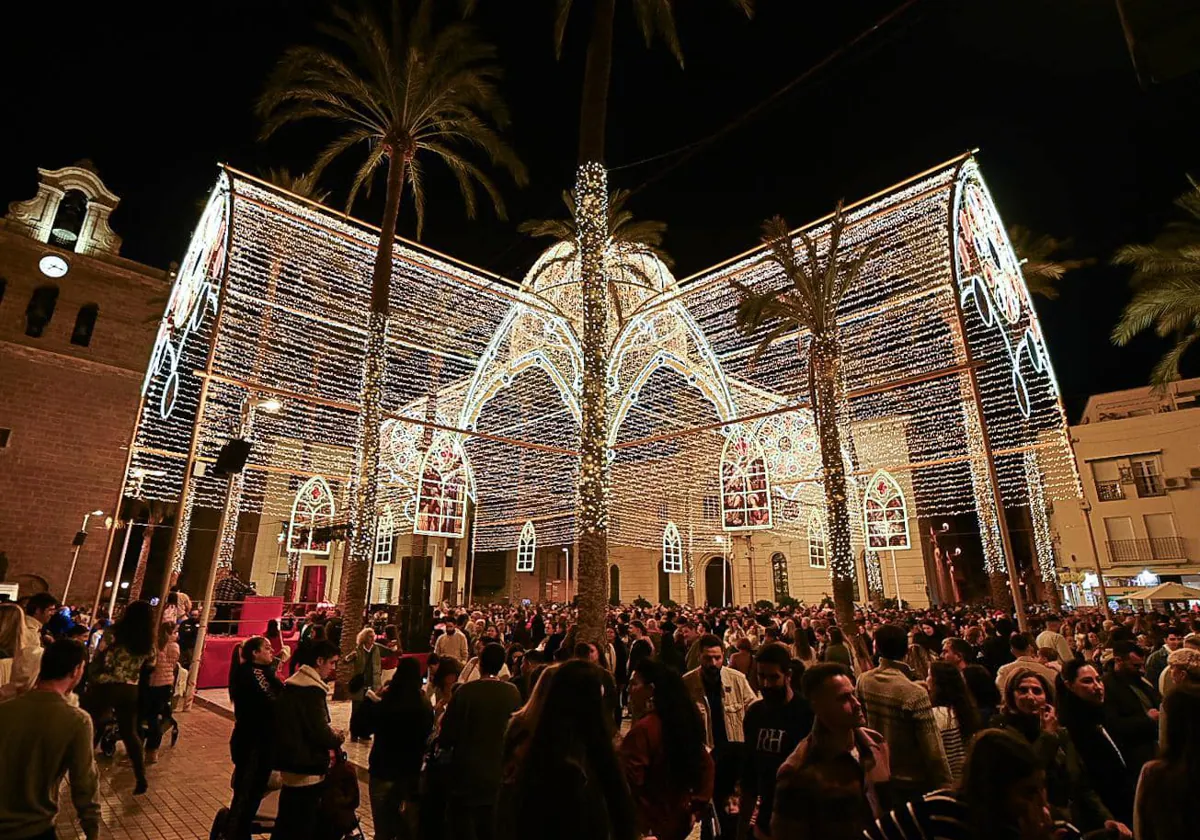 Túnel de luces instalado en la Plaza de la Catedral de Almería