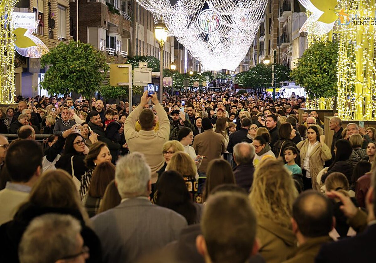 Las calles de Puente Genil se llenan de miles de visitantes que quieren disfrutar del alumbrado navideño