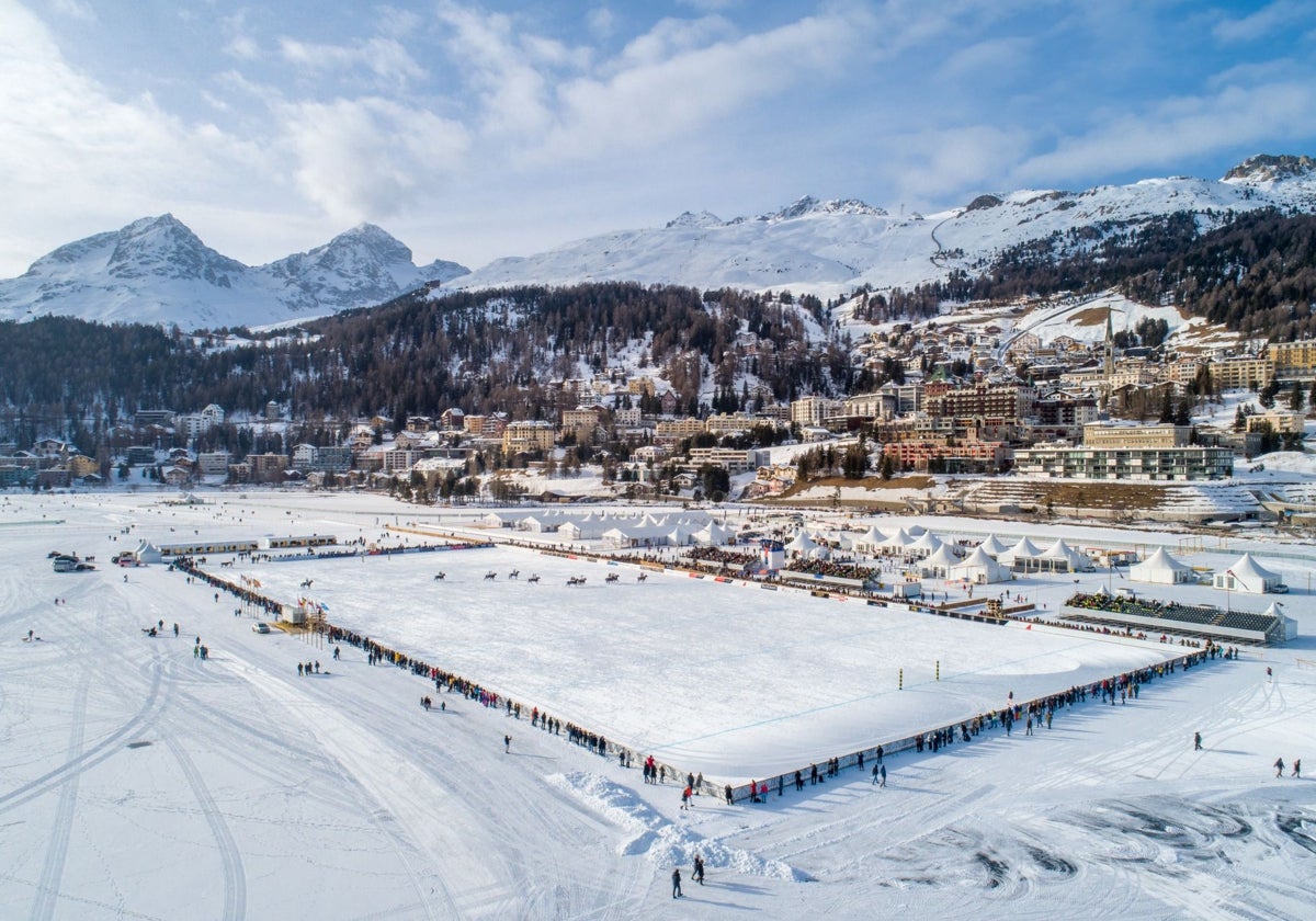 En invierno, el lago de St. Moritz se congela completamente, ofreciendo un complemento perfecto en la villa a sus famosas pistas de esquí