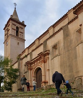 Imagen secundaria 2 - Calles empedradas de Linares de la Sierra, entorno natural del pueblo y la Iglesia de San Juan Bautista