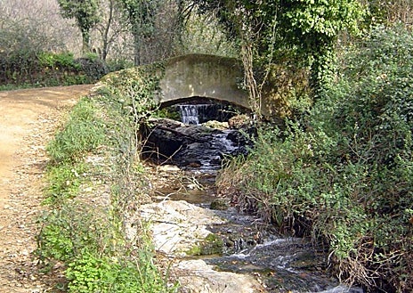 Imagen secundaria 1 - Calles empedradas de Linares de la Sierra, entorno natural del pueblo y la Iglesia de San Juan Bautista
