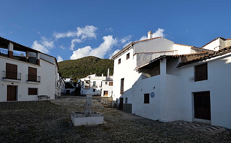 Imagen principal - Calles empedradas de Linares de la Sierra, entorno natural del pueblo y la Iglesia de San Juan Bautista