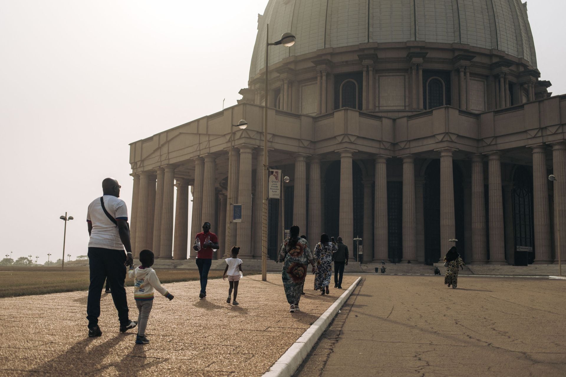 La basílica posee una cúpula de 158 metros de altura y puede albergar a 18.000 fieles en su interior y 300.000 en la explanada exterior