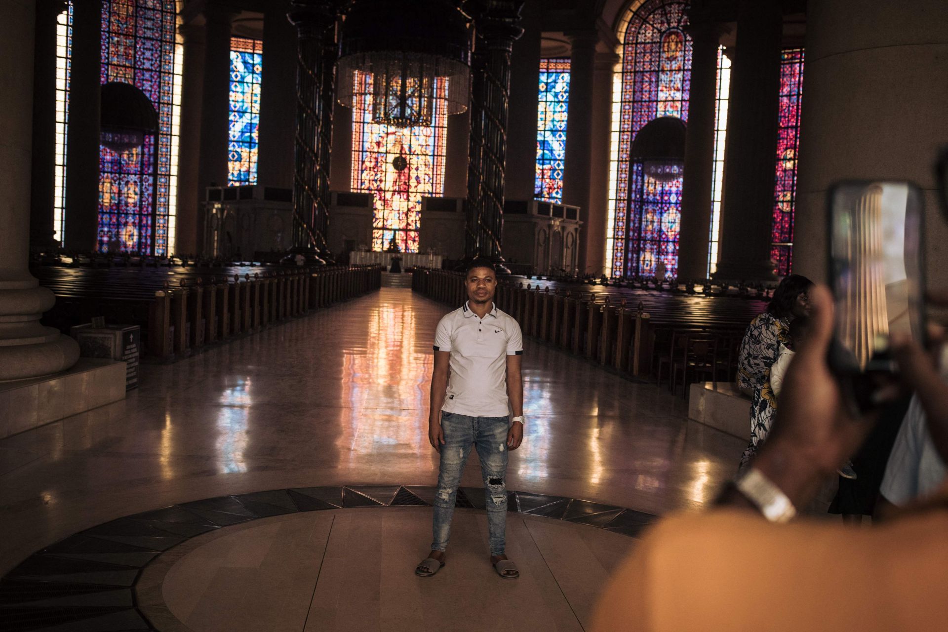 La basílica es una obra del arquitecto libanés Pierre Fakhoury y se la conoce como San Pedro de África. Construida en mármol, mide 195 metros de largo y 150 de ancho.