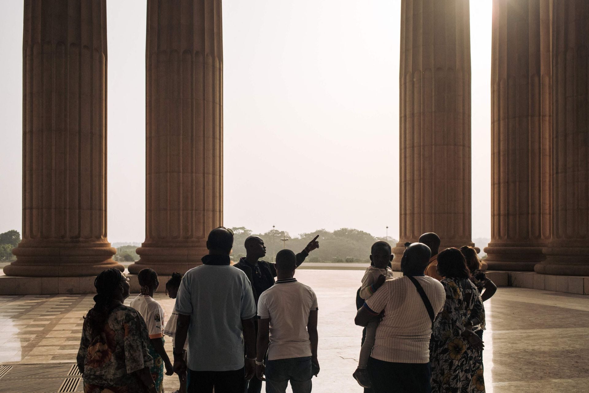 En el interior hay sillas para 7.000 personas, aunque el templo puede albergar más del doble. En el exterior se habla de hasta 300.000 personas.