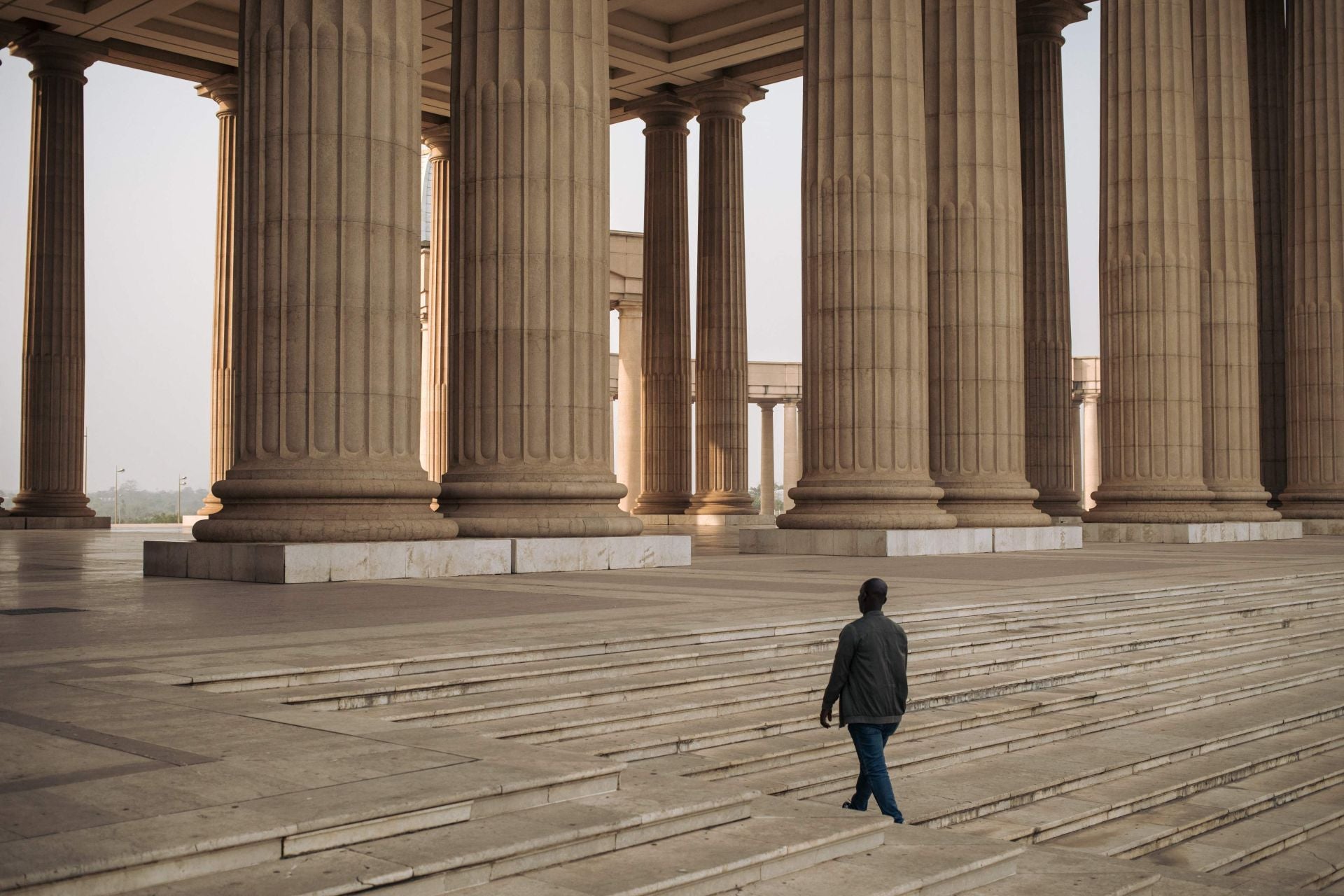 La Basílica de Nuestra Señora de la Paz en Yamusukro fue concebida como un homenaje a la majestuosa Basílica de San Pedro en Roma.