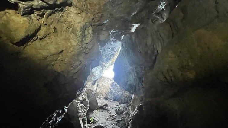 No es Aracena: esta es la desconocida cueva de Cádiz a la que puedes entrar por una cuerda