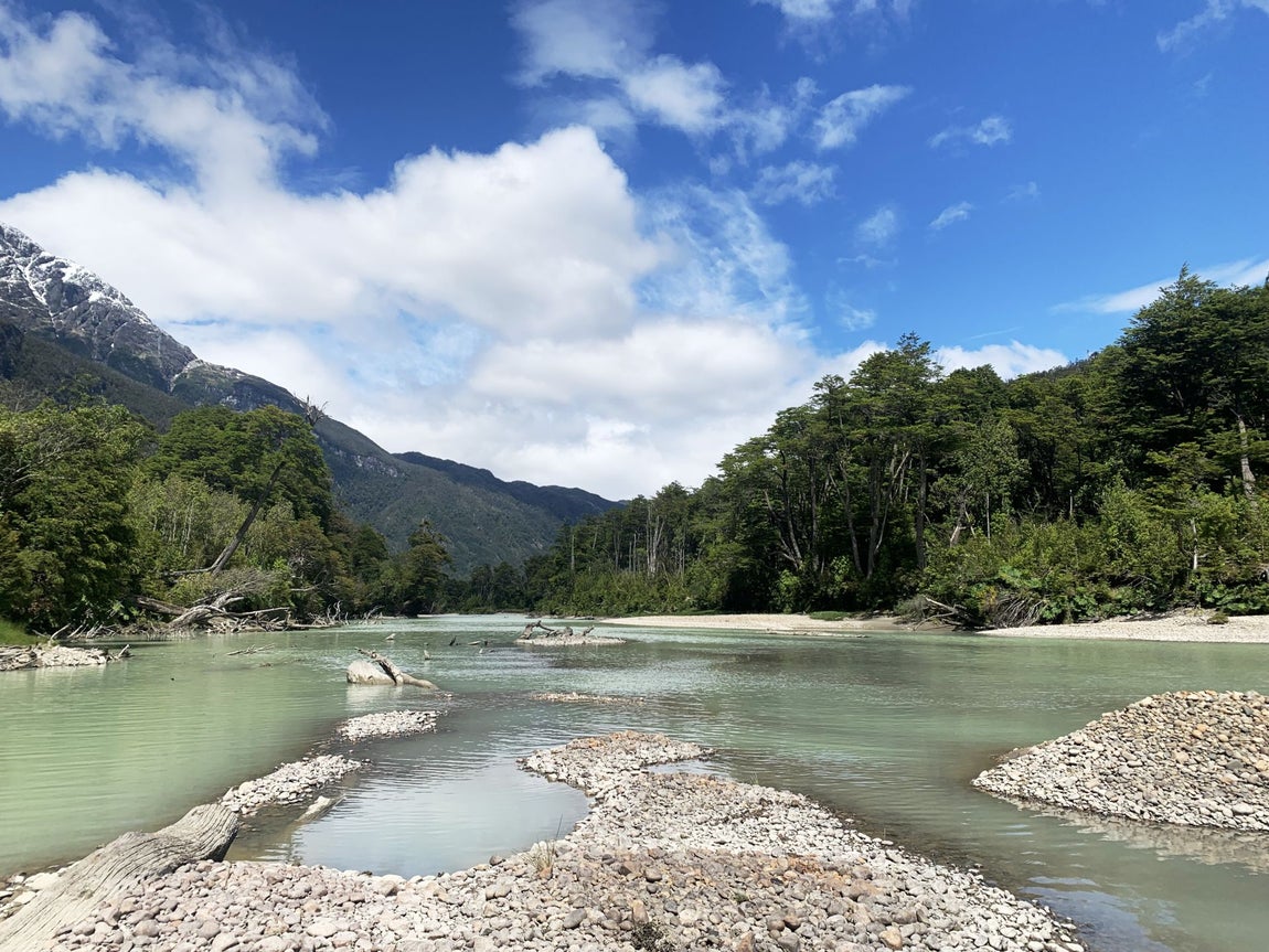 Este rincón de la Patagonia chilena fue fundado el 25 de mayo de 1955, aunque ya existían pequeñas casas de colonos. Era (y es) un terreno accidentado, con ríos y fiordos que dificultan la construcción de caminos y calles tradicionales.