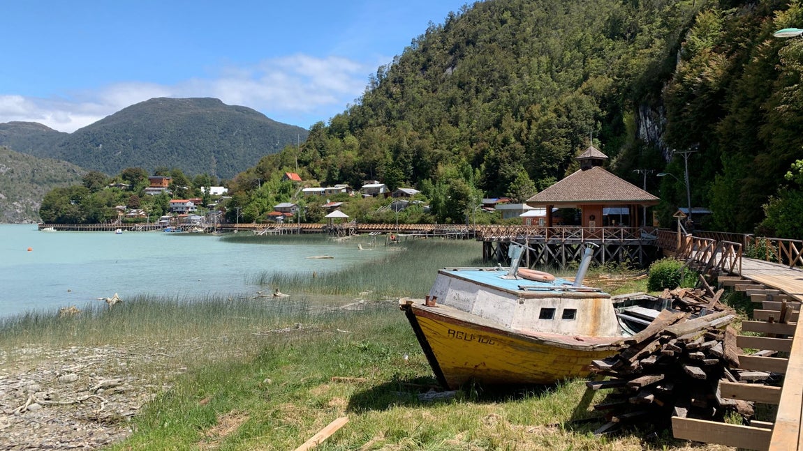 El turismo en Caleta Tortel, población construida en un barranco en la desembocadura del río Baker, gira en torno al recurso principal del pueblo: la madera.