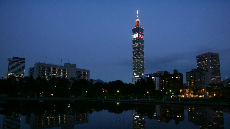 Una imagen nocturna del edificio Taipei 101