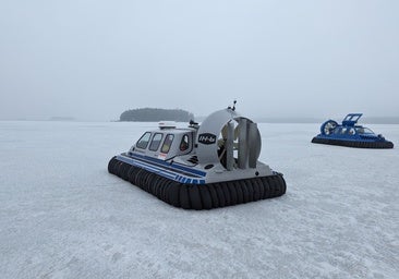 Dos aerodeslizadores sobre el hielo de un brazo del mar Báltico, cerca de Helsinki