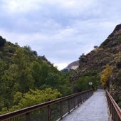 El desconocido sendero por el que pasas por las vías de un antiguo tranvía y un puente colgante