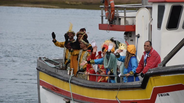Los Reyes Magos llegan a Punta Umbría subidos en una barca