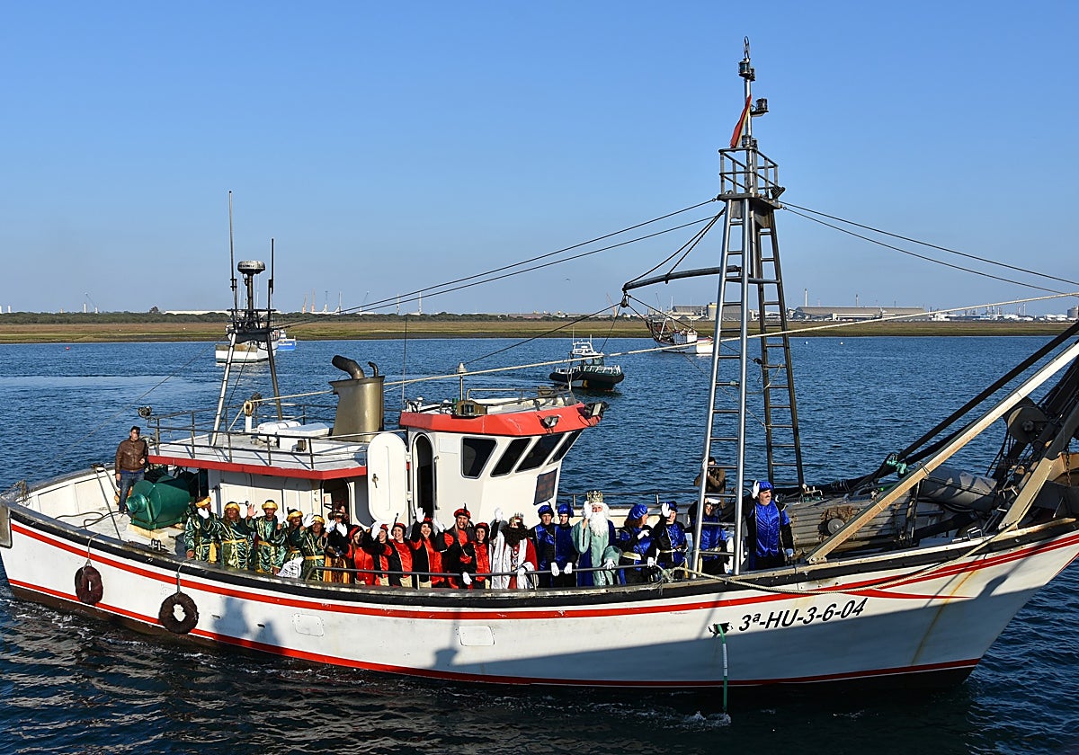 Melchor, Gaspar y Baltasar surcan en barco las aguas de la ría de Punta Umbría