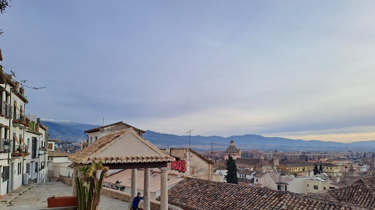 Sierra Nevada a la izquierda y, más en primer plano, la iglesia de Santo Domingo