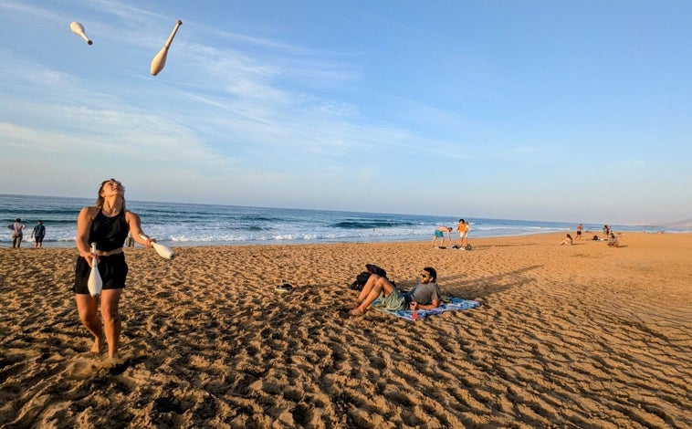 Imagen principal - En la foto superior, Alice practica con las mazas en la playa de Cofete. Junto a estas líneas, el faro de Punta Jandía y el cardón de Jandía, arbustos pequeños que parecen cactus, con tallos cubiertos de grandes espinas, símbolo vegetal de Fuerteventura.